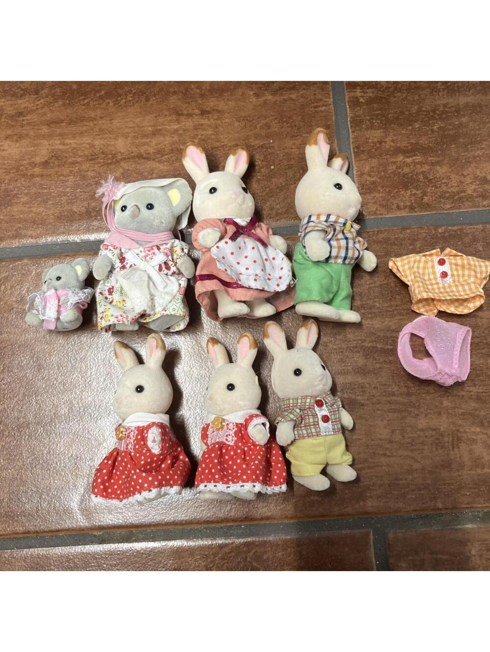 Calico Critters Lot of 7 critters with Clothing Used
